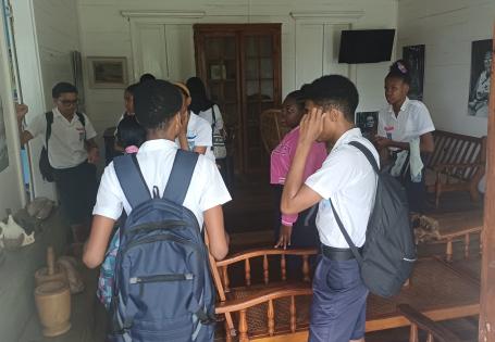 S5 Students Explore Traditional Architecture and Local Crafts